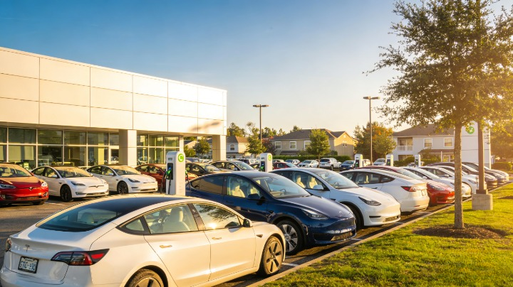 美国电动汽车价格趋势分析：近期降价背后的原因与购车时机探讨